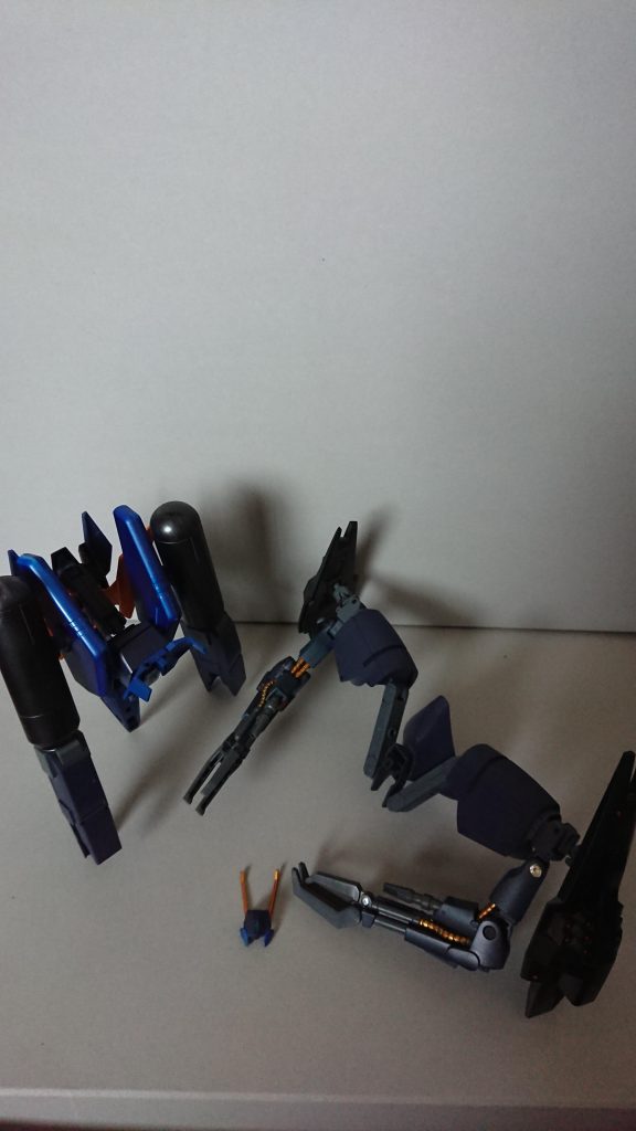 背中と腰にメインのパーツを付けました。黒のパーツ多いので少し見にくいですね、すみません。