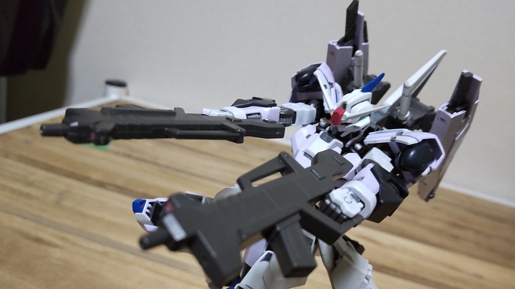 マシンガン×27号機から取った腰スラスターにマウントしてます