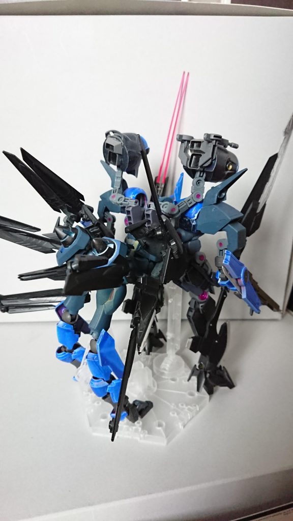 後ろ姿。ノーネイムライフルを羽に見立て付けてます。