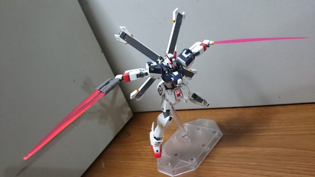 本体は背部のスラスターの一部をグレーで塗装したくらいっスまたクロスボーンを駆るトビ……カーティスを見れるだなんて！！時に、1話でイオが駆ったモビルスーツ、えらく木星木星したデザインだったけど、コクピットハッチの下にキャノピーがあったんスよね。コアファイター搭載機…？あの時代で…？X-12とも考えたんスけど、それにしてはクロスボーンの意匠が全くないなって。なぞーまぁ、2話以降、ないし単行本の機体解説で明かされるだろうし、気長に待とう！