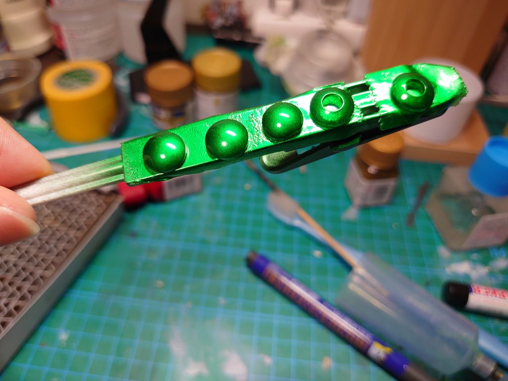 初めてのキャンディ塗装をしました。メタリックグリーンにクリアグリーンを重ねました