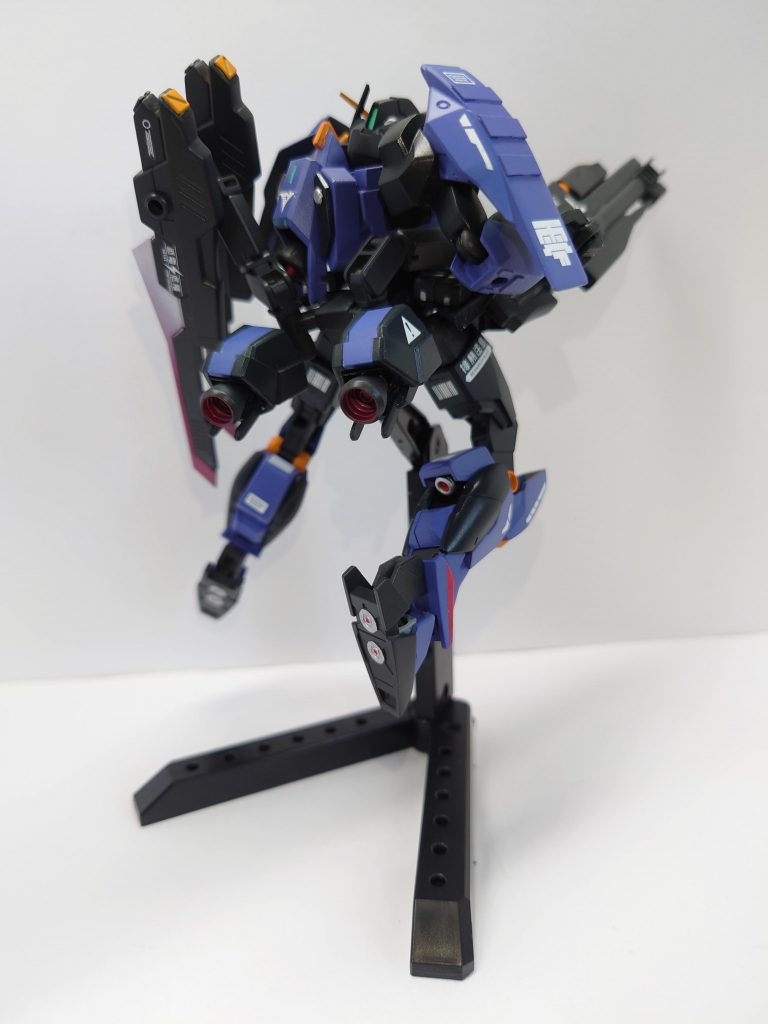 ビームマグナムによる反動を相殺する際に腰部のバーニアを使用。