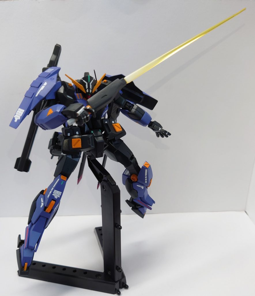 ビームマグナムの上部パーツを取り外すことでビームサーベルとして使用することが可能。ビーム刃はグラデ塗装をしてみました。