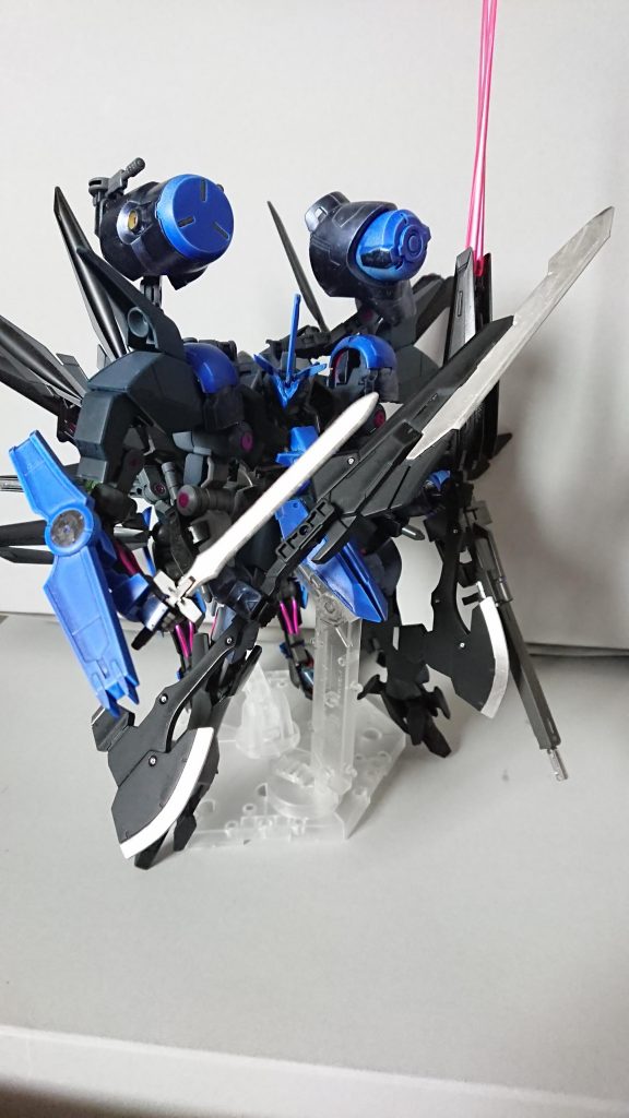 サブアームとして付けたグリムゲルデの腕はライフルの他、剣と盾も構えられるので小回りを補う想定です。