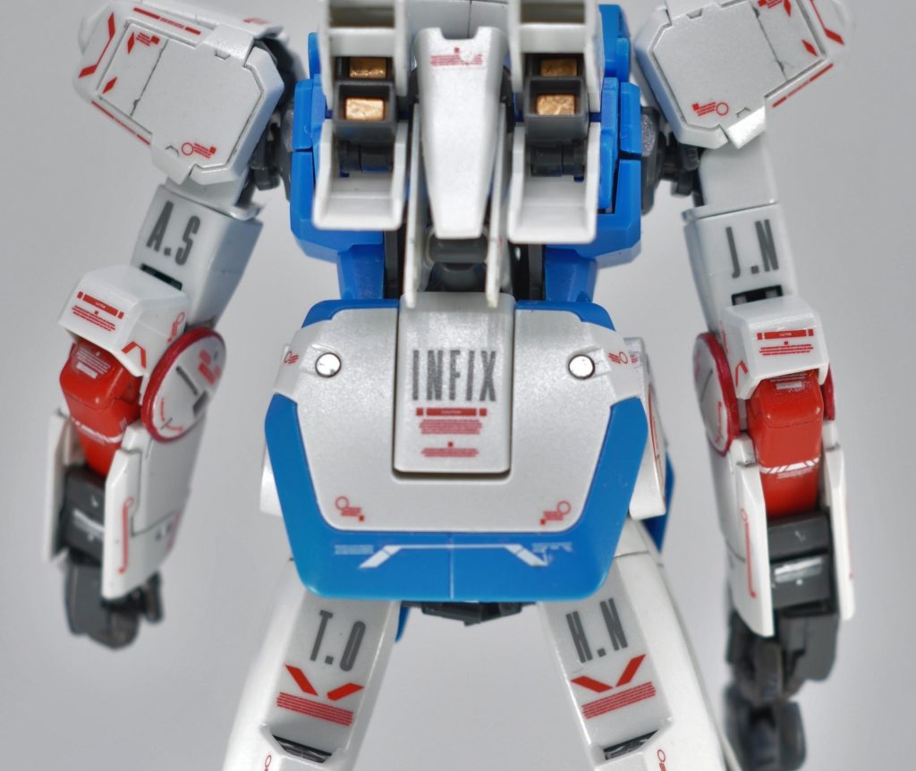 僕が子供の頃最後に見たガンダムがこのVガンで、初期EDテーマの『WINNERS FOREVER』が大好きでした。ということでアルファベットのデカールを買って、バンド名の『INFIX(インフィクス)』を腰に、メンバー4人のアルファベットを両腕両足に貼りました。ちなみに前面右肩のR.Mはリガミリティア、前面左肩のW.FはWINNERS FOREVERの略です。