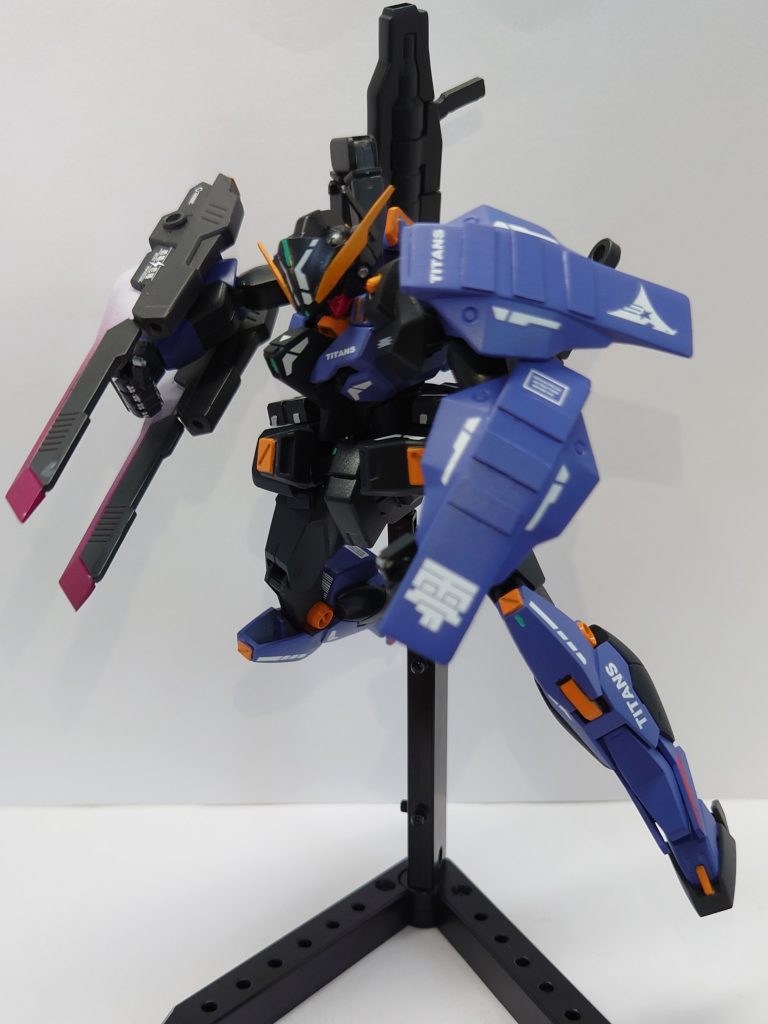 背部にマウントしてあるもうひとつの武装、ビームガンネイルです。この武装を使用する際は肩部の盾装甲が左腕部にマウントされます。