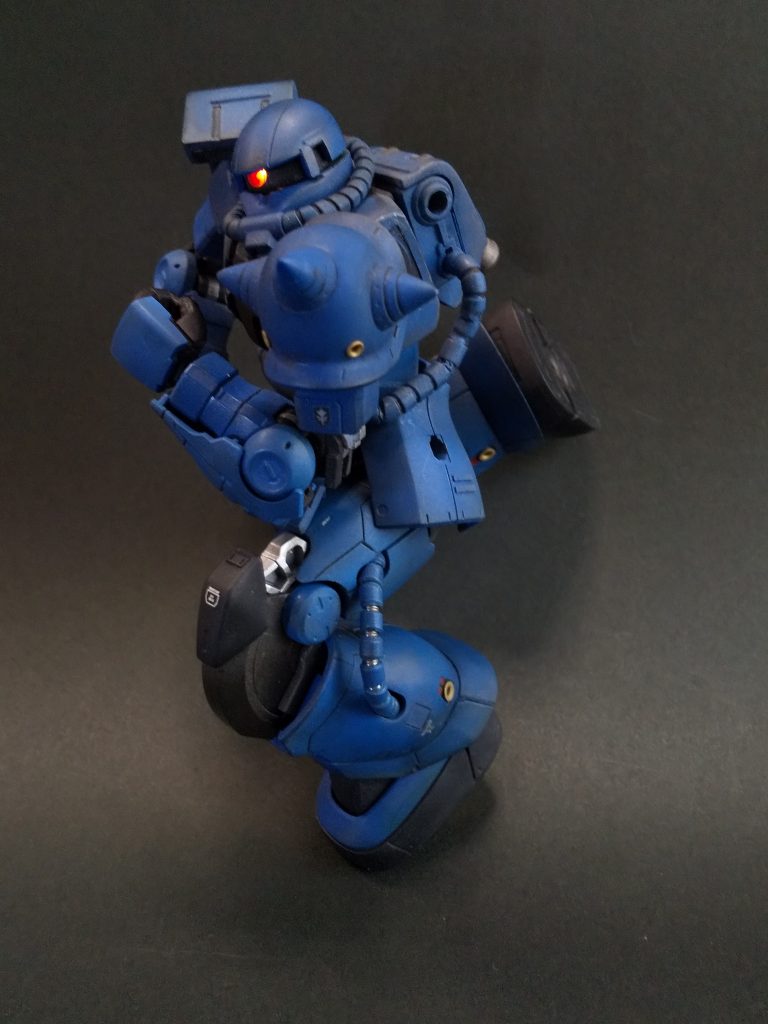 変なポーズですが足の関節曲がるぞアピールです。ランドセルの電池ボックスから足裏バーニアまでの配線を脚部動力パイプ内を通したので線を気にせず関節を曲げれます。思いつきで手を出したのですが…1個づつ切り離して、穴開けて、スプリング通して…大変でした。