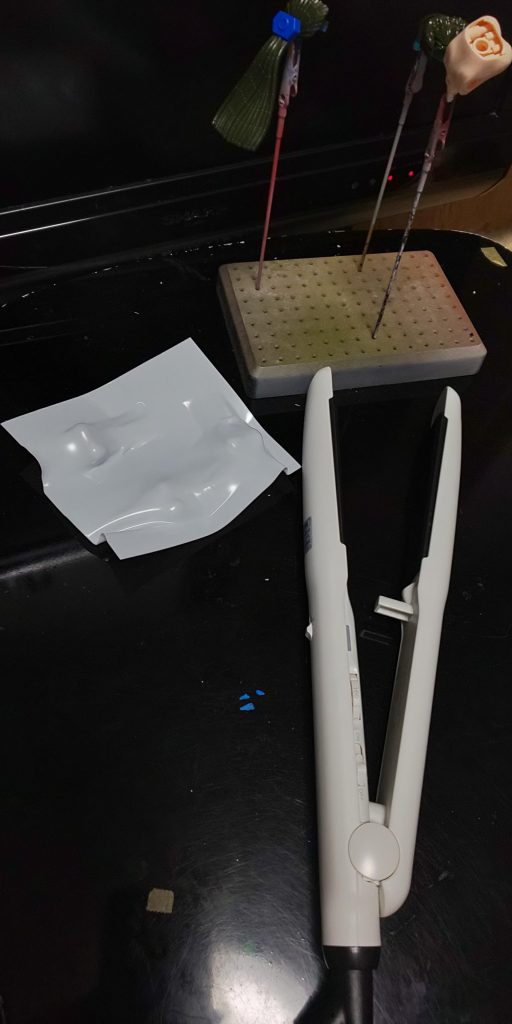 胸の追加装甲は、0.5mmプラ板を加熱して胸に押し当てるヒートプレス方式で作りましたが、ヘアアイロンでの加熱というのを教わったのでやってみたら、存外上手くいきました。