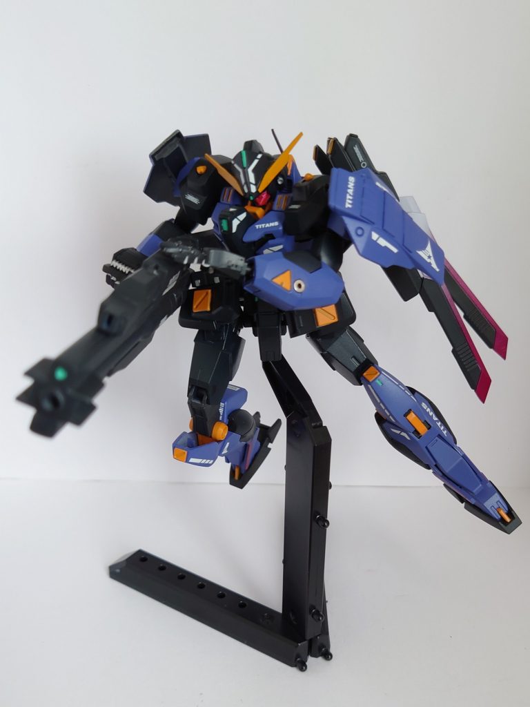 遠距離攻撃の際に使用するビームマグナムです。ジャンクパーツをエポパテで軽く形を変更。また、胸部の大型カメラをスコープとして使用することも可能です。