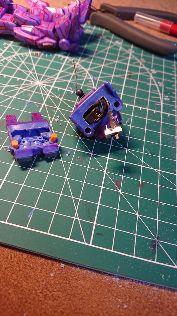 ホント加工のしづらい素材でした…見えない内側は手抜きしました