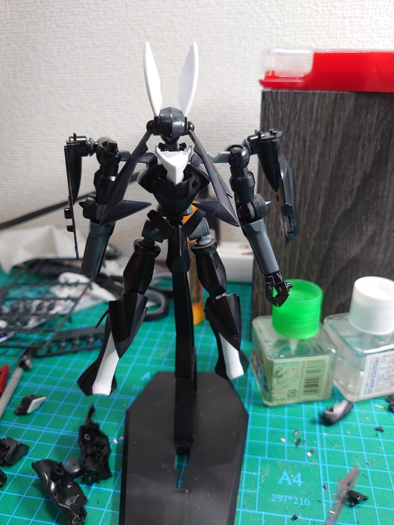 各関節や頭部の改造、コンデンサなどで大まかなシルエットを決めていく途中