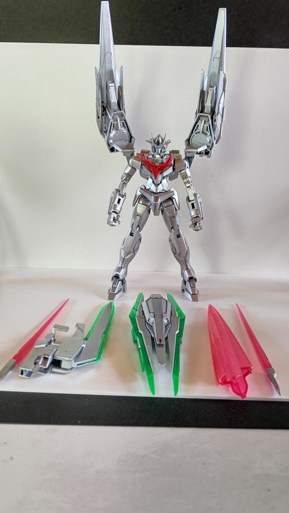 シールドをくっ付ける前に、武装関係を並べてみた画像です。最初は銀色とクリアグリーンは合わないだろうな~と思ってましたが、意外と良いですね。