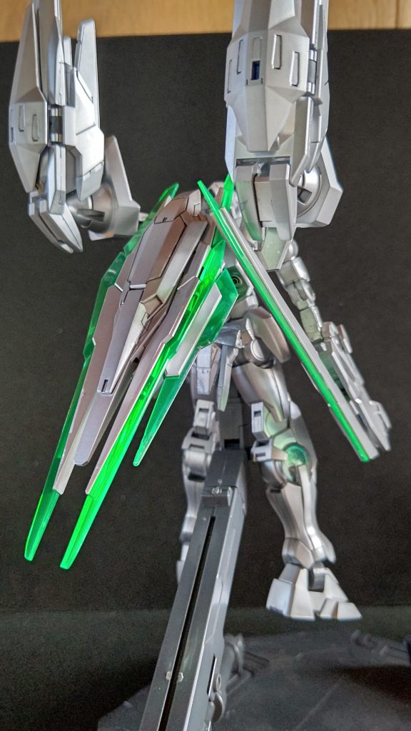 後ろはこんな感じで、シールドは完全にタミヤセメントで固めたので、外すには力業以外ありません。