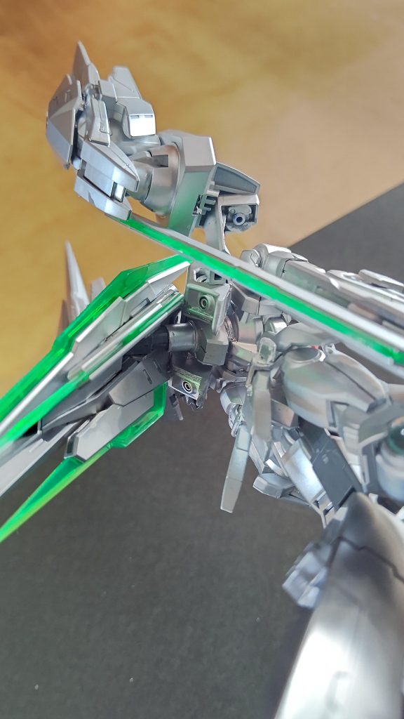 背中のGNドライヴとシールドのGNドライヴは肉薄パイプで繋がっている風を演出。