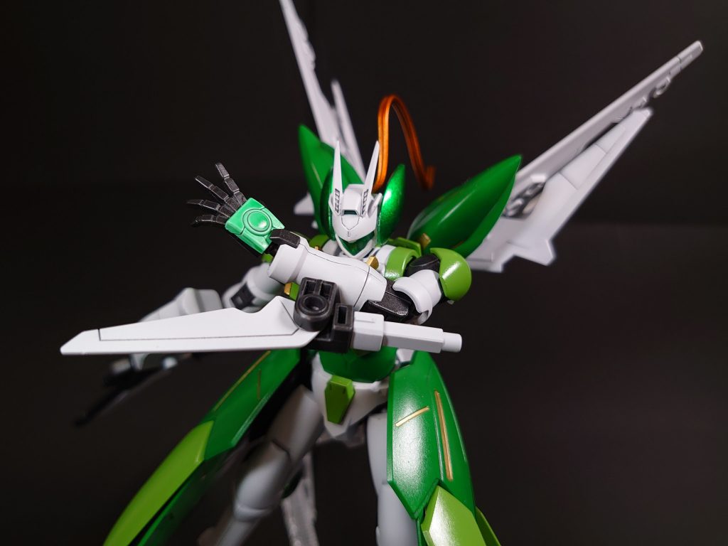 腕部のウィングカッターにはビームサーベルのジェネレーターを結合し、その動力で刃を高速で振動かつ粒子を纏わせることで抜群の切れ味を発揮する