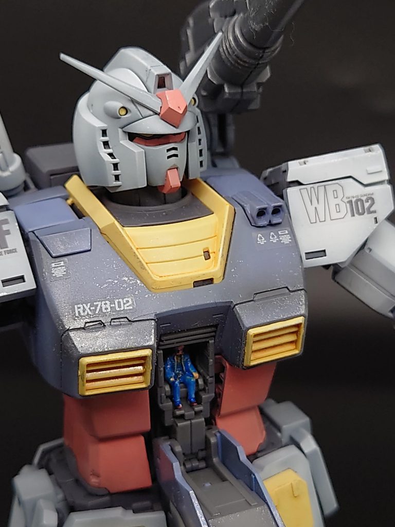 コックピットハッチには、ジ・オリジンバージョンのアムロ・レイが座ってます