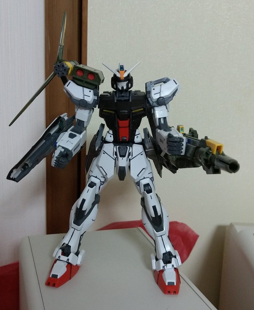 そして、折角だから、以前紹介した、「プロトタイプストライク」に付けてみました。デュエルガンダムのボディなのでストライカーパックも難なく付けれます。ストライカーパックの運用テストという脳内設定です。と言う訳で、まずはランチャーストライカー。