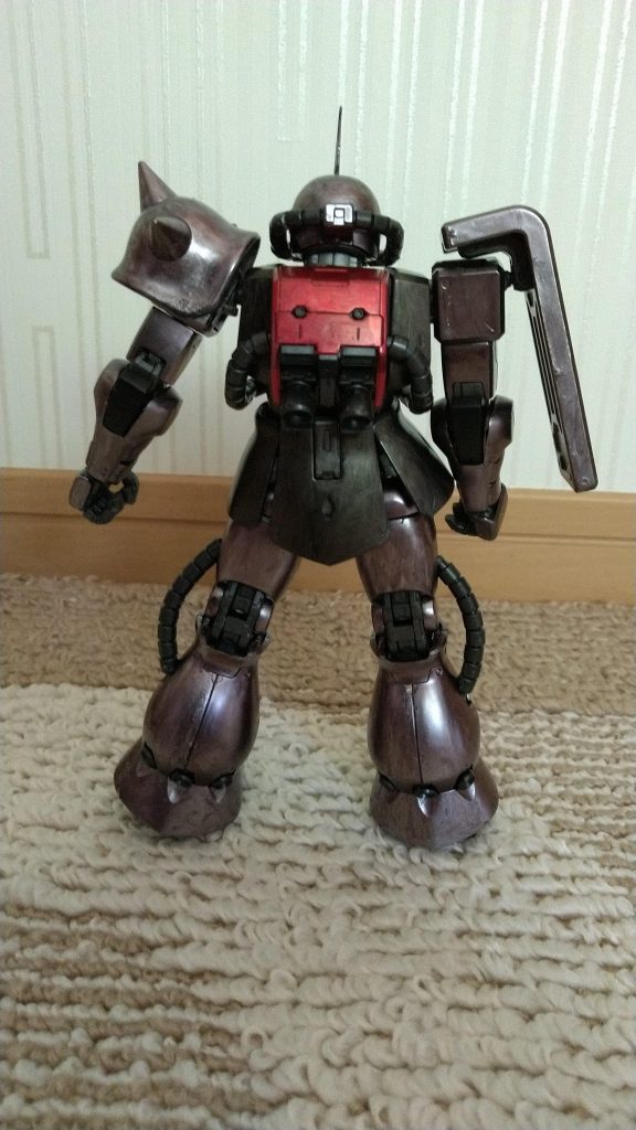 後ろはこんな感じです。塗装はシャアレッドの部分にガンダムマーカーのメタリックブラック、シャアピンクの所はヘビーガンメタリックを、バックパックにはメタリックレッドを使用し、ほぼ全塗装しています。若干のムラがいい味出してる……ような気がします。ちなみに、スナイパーライフル型のステッカーやボタン風のステッカーはありません!