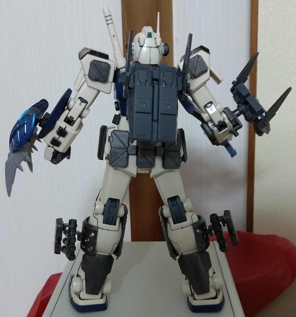 後ろは追加装備による重量増加に伴い、大型バーニアも追加。