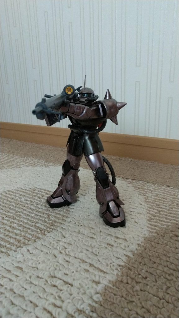 赤井さんという訳でスナイパーライフルを装備。しかし、手持ちのパーツにガンダム試作4号機の物しがなかったのでこれで代用。そもそも試作4号機のものがスナイパーライフルかどうかもやや怪しい(;・∀・)本当なら座っての狙撃ポーズや匍匐態勢での狙撃ポーズもしたかったのですが、機体の構造上不可能だったので断念……。