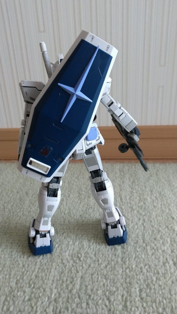 盾は背中に背負わせています。何となく逆さ向きのほうがシックリするくるのでこの向きに。