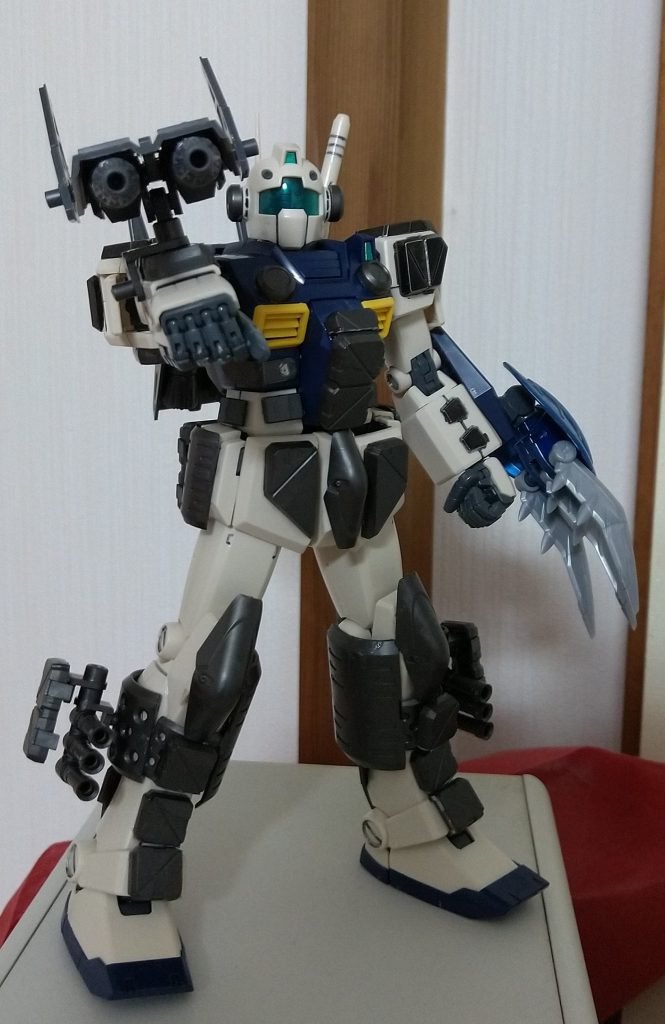 武装は標準装備のビームライフルに加え、右腕に着けられた2連装ビーム砲が1基、三連ロケット砲が脚部に2基追加。