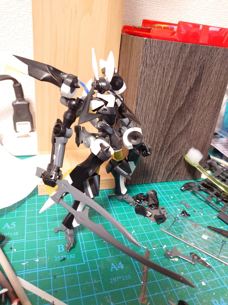 腰の延長や武器作成、プラ版によるディテールを追加しました