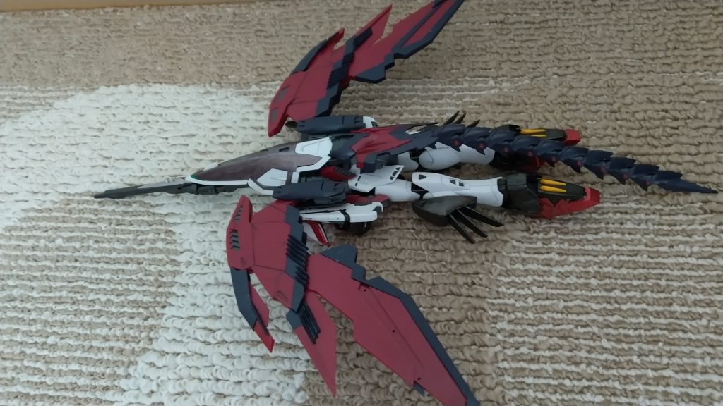 飛行形態のテストも行われており、ワイバーンが示す通り、飛竜モードへの変形が可能。これはガンダムエピオンのウイング部の性能テストが目的だと言われている。
