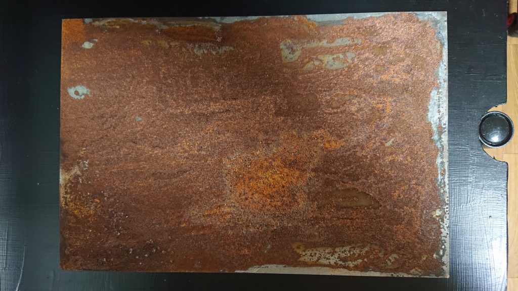 集中的に水に塩をふった所がオレンジ色に錆びていき、錆の中でもコントラストが作れました。