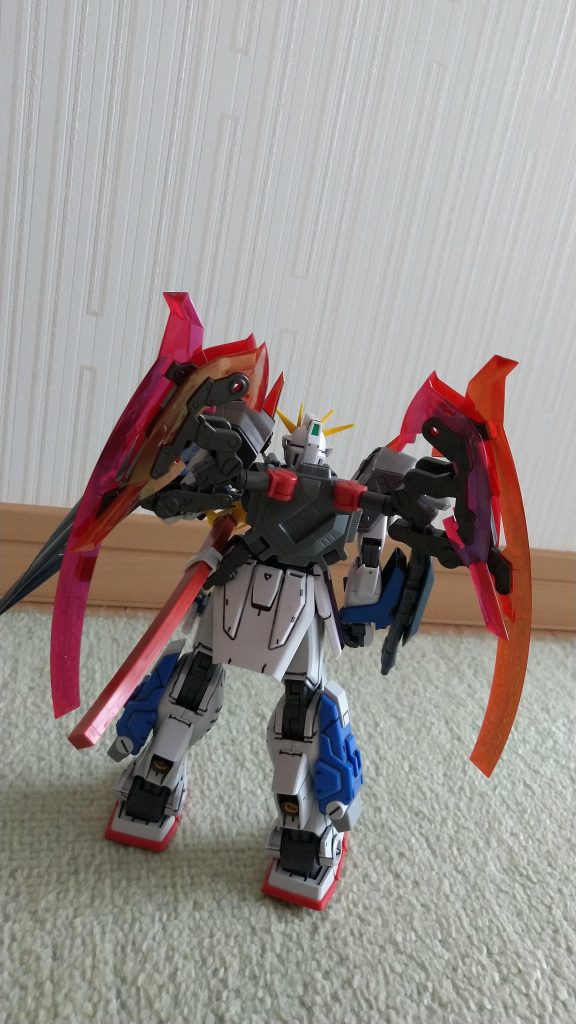 後ろはこんな感じです。バックパックは旧キットの1/100ガンダムXのものを使用して、さらにフレズヴェルクのベリルスマッシャーを使用した、ベリルウイングを装備。このベリルウイングにより高速で飛行が可能となり、すれ違った相手を斬り裂く事が出来るという設定です。