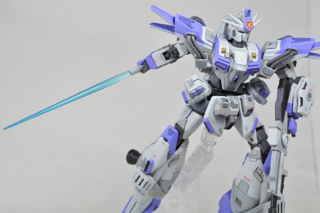 ビームサーベル抜刀。ビームシールドのビームエフェクトは取り外しできるようにしてあります。