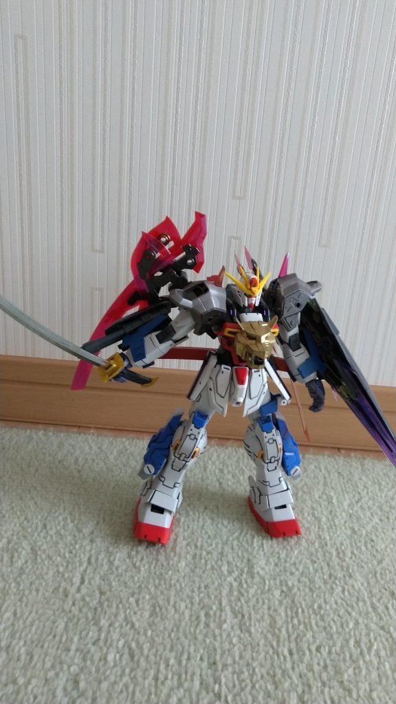 近接戦闘は基本的に刀を使いますが、ビームサーベルも装備可能。