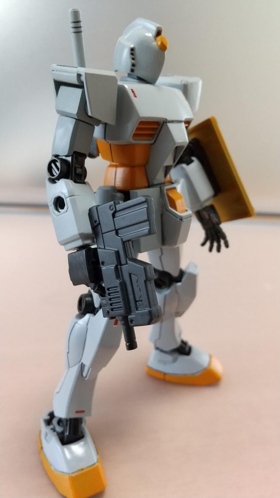 武装はコトブキヤMSGのサブマシンガンと、シールドのマウントパーツにプラバンを貼っただけのシールド。