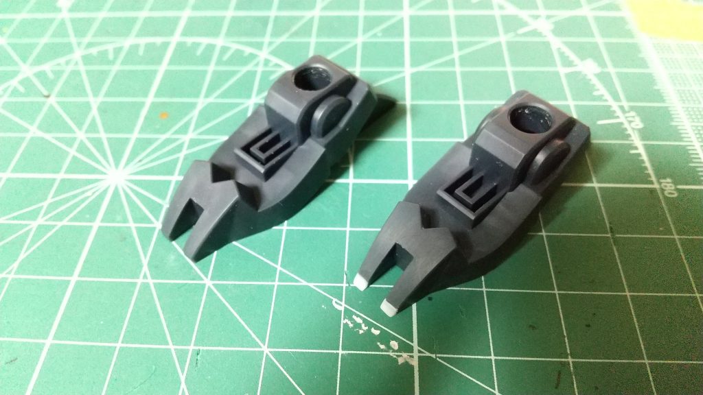 肩、アンテナ、足先などの先端はプラバンを貼ってからシャープ化