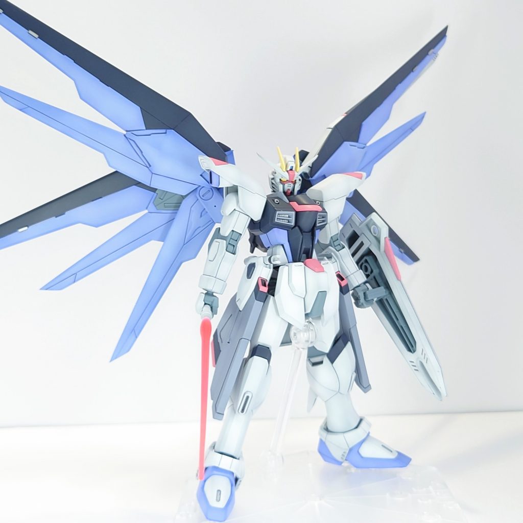 ビームサーベルは基部にホワイトでグラデーション塗装。蛍光ピンクを上吹きしてます。