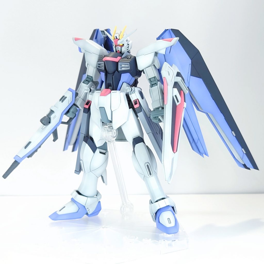 頭部、頬当てを薄くしたり目を小さくしたり調整。脚部や肩の合わせ目のディティールはくどいのでフラットにしてシンプルにしました。