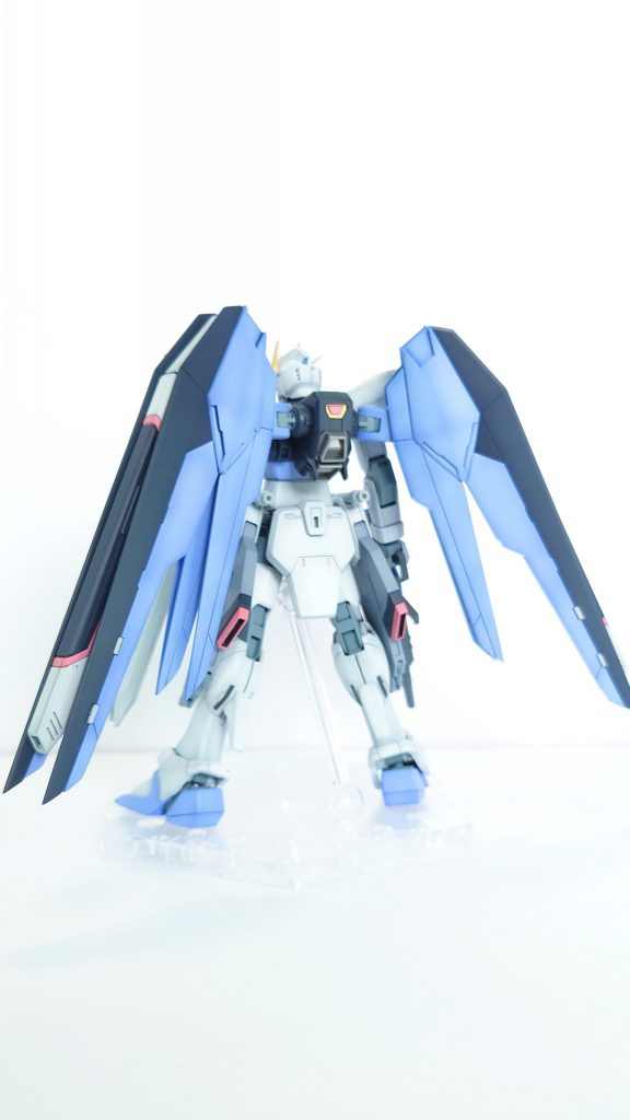 バックパック中央の台形のディティールはプラ板で再現。リアスカートは短くして正面から見た時に足が長く見えるようにしてます。 