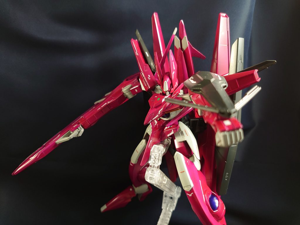 GNフィールドを展開するシールドは圧縮した粒子を射出できる【クロスカッターモード】が追加され、奇襲性のある武装に