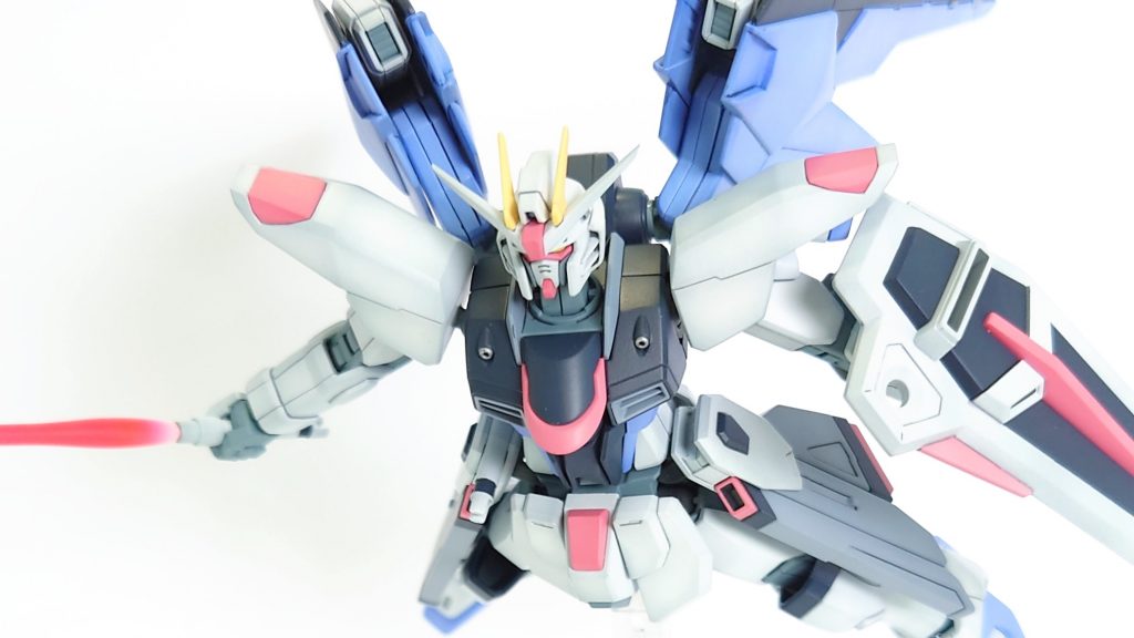 よくバンクで使われたビームサーベルを抜刀するポーズ。