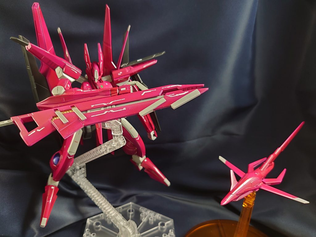 脱出用のコアブースターは大型の【ゴーストファング】として改造され、通常のファングよりも高速かつ高質量、長時間の運用が可能となった。また、ファングと違い自動操縦用AI(ハロ)で操作されるため、使用者に負担が掛かりにくい