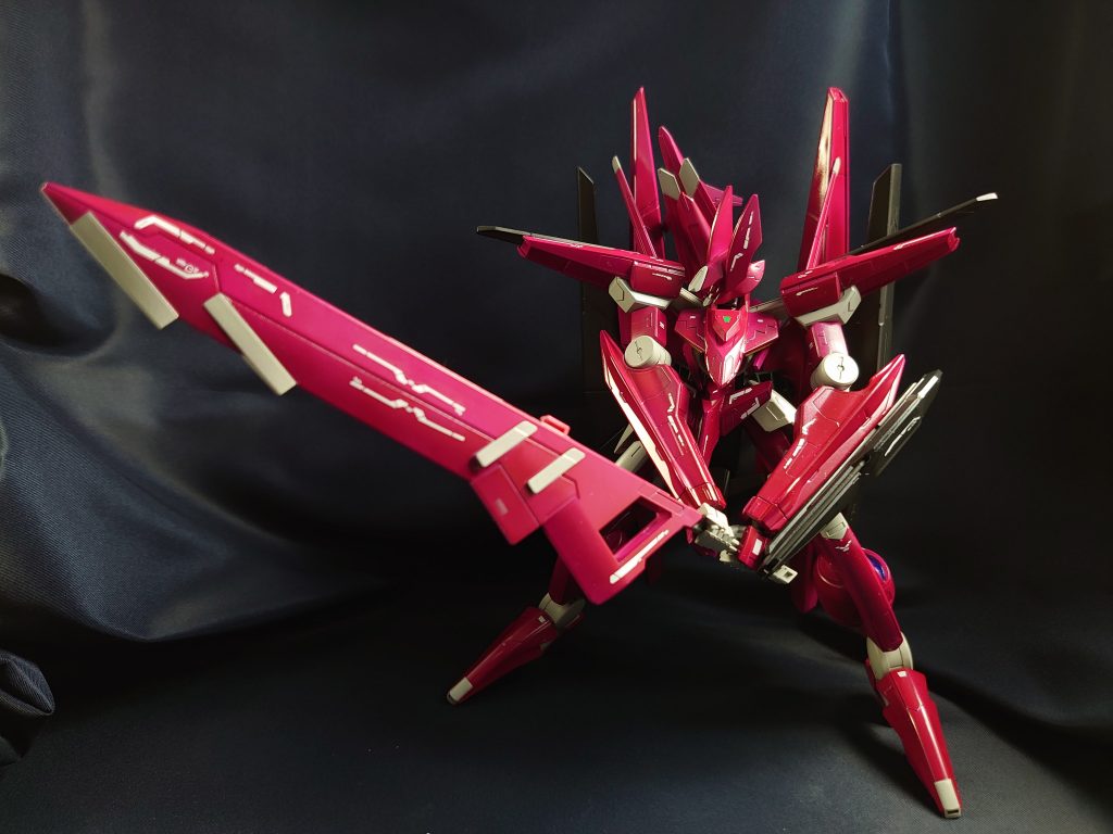 GN粒子による撹乱で敵戦力を孤立させ、改造により強度が増したGNバスターソードで叩きのめす。また、トランザムも使用可能であり、高速移動によるバスターソードやつま先に仕込まれたビームサーベルによる攻撃は、確実に敵を葬る物となった