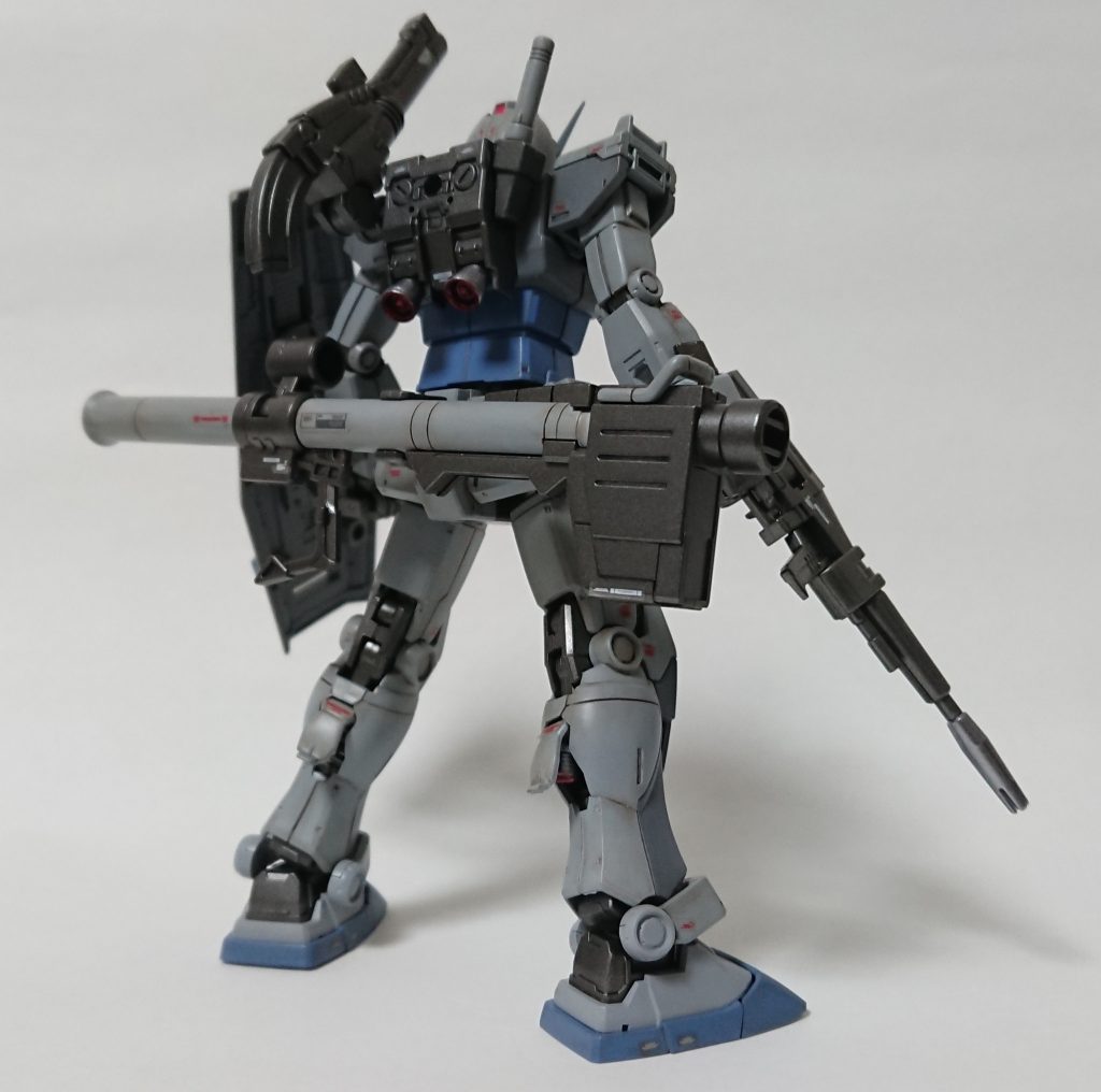 塗料の混色もめんどくさい(笑)ので、いつもそれっぽいカラーを選んで原色そのままで塗装します。今回使用したのは全てMr.カラー、明るいグレー=グレーFS36270、濃いグレー=グレーFS36118、ブルー=シャロウオーシャンブルー、関節部=ガンメタ です。