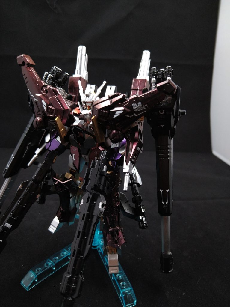 ソーンツァガンダム黒点!ソーンツァ(太陽)+黒点で太陽黒点(サンスポット)の意となります。とにかく全身重火器なガンダムですね。続いては武器紹介です。名前は種類が多いので適当に…