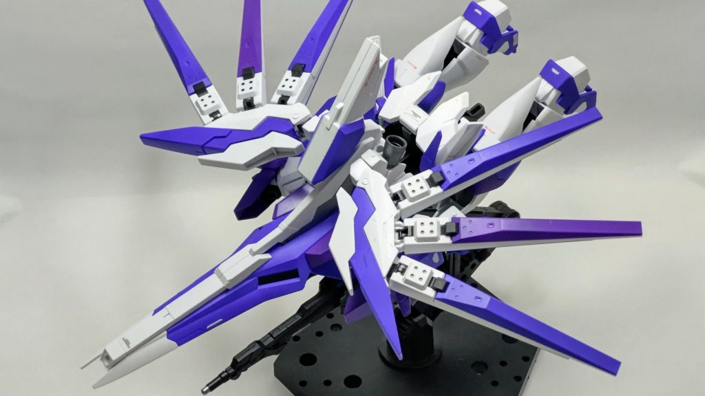 ハイニューアーマーフェイクニューの台座を改造してフライトユニットにできるようにしてあります。最初は台座でいいかなぁと思っていたのですがファンネルユニットが翼のように見立てられそうだったので今の形になりました！