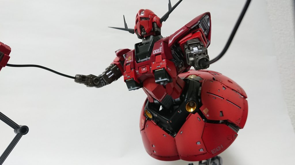 モノアイもメタルパーツを使用していますが、モノアイカバーのクリアパーツを付けたらあまり目立たなくなっちゃいましたね。