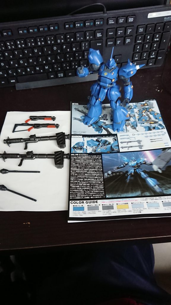 武器は基本黒鉄色で、ショットガンはストックとポンプをなぜかウッド調に。ショットガンってこの色にしたくありませんか?