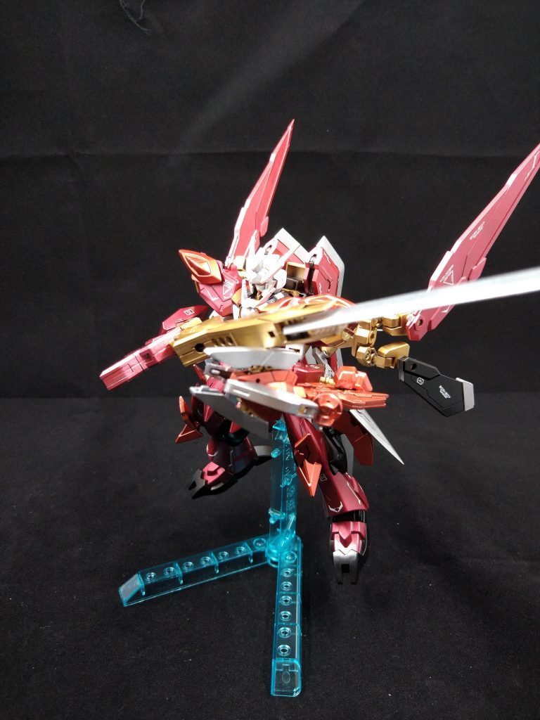 イグニスタ右手に装備した長剣ですこの機体の基本戦闘用武器と言う位置付け