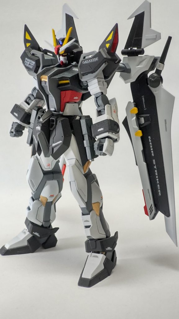 ノワールストライカーは先端のシャープ化と一部削ってHGCEのストライク背面に接続できるように加工してます。