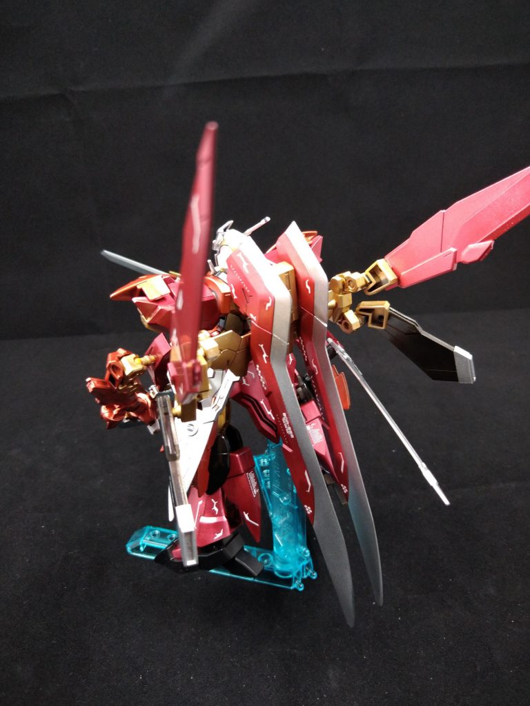 フォービ厶バックパックに取り付けられた可変ブースター加速だけではなく急速な方向転換や姿勢制御に対応できる(武装が多すぎて製作工程まではみ出しております)