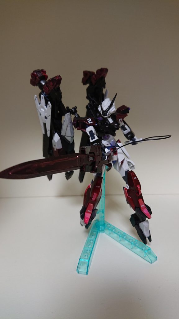 近距離戦闘用装備     緋緋色金                    この武装は普通の剣としての切れ味はもちろん後端から伸びたケーブルよりエネルギーをチャージすることで刃の部分より高出力エネルギーを発生させ敵を切り伏せます。